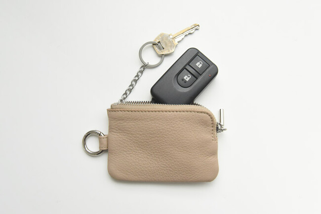 キーケースとして使えるよう、中にはキーリング付き