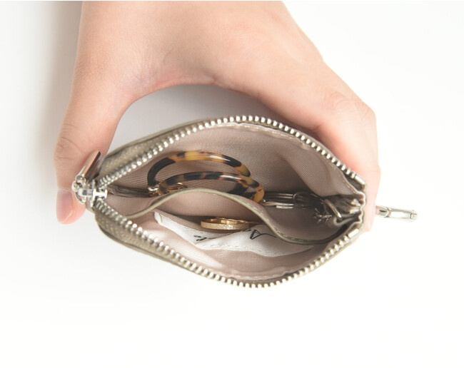 仕切りがあるのでアクセサリーも複数収納可能