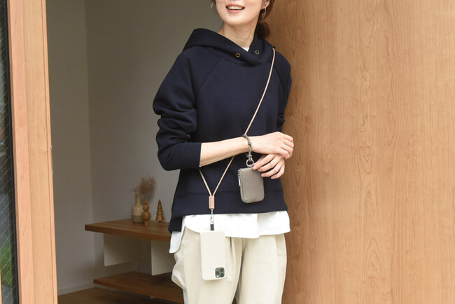 ストラップを使って、手ぶらでお出かけも