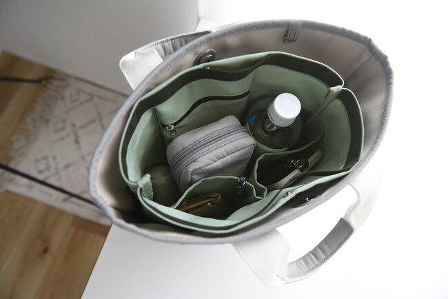 バッグに埋もれない深めの高さ