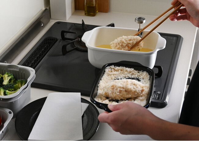 気軽に使える富士ホーロー「天ぷら揚げ鍋」。  通常版のバットはブラック