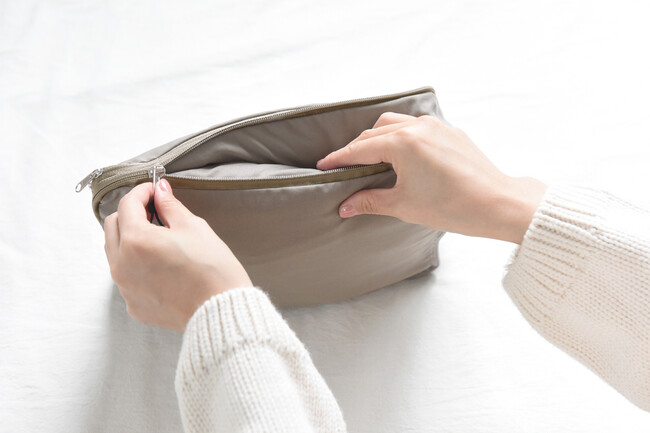 マチを内側に折り込みながらファスナーを閉める