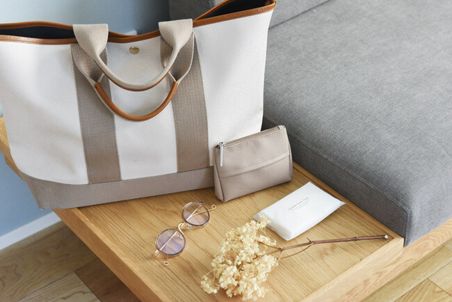 バッグや持ち物と合わせやすいフェイクレザーの素材とシンプルな色味