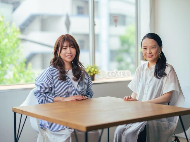 写真左から新代表の西岡恵子、創業者の櫻本真理
