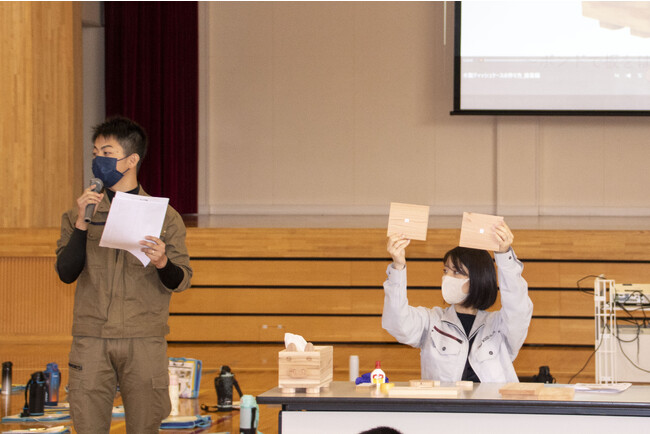 2部「木造キットの組み立て」の様子