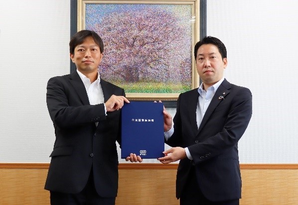 右：(株)トータテホールディングス　代表取締役社長　川西亮平　左：(株)Root　代表取締役CEO　岸　圭介
