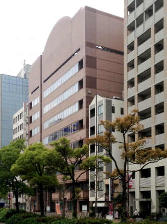 ヤマハミュージック 神戸店 入居ビル（中央・茶色の建物）