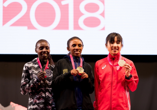 表彰式でメダルを身に着けた1位のメスケレム・アセファ選手（エチオピア）[中央]、2位のバラリー・ジェメリ選手（ケニア）[左]、3位の関根花観選手（JP日本郵政グループ）[右]