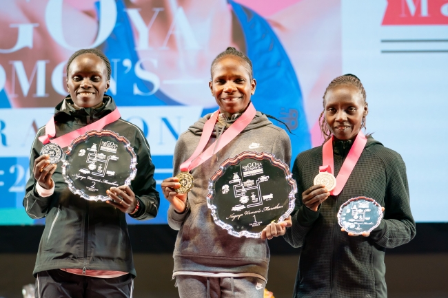 表彰式でメダルを身に着けた1位のへラリア・ジョハネス（ナミビア）選手 [中央]  2位のビシリン・ジェプケショ（ケニア）選手 [左]　3位のバラリー・ジェメリ（ケニア）選手 [右]