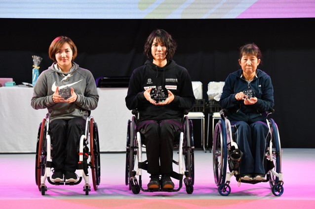左から2位の安川祐里香選手、1位の喜納翼選手、3位の田中照代選手
