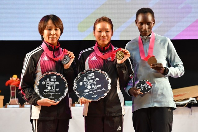 左から2位の安藤友香選手（日本）、1位の一山麻緒選手（日本）、3位のピュアリティー・リォノリポ選手（ケニア）