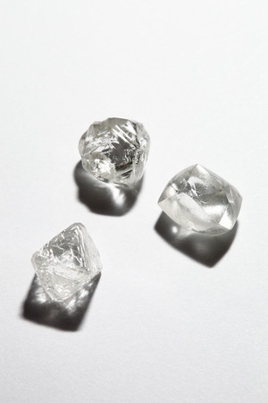 アントワープにあるティファニーのダイヤモンド工房 に集められた、ホワイトダイヤモンドの原石。