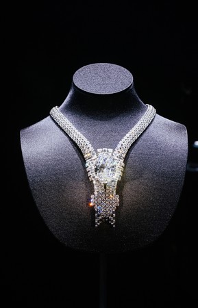「エンパイア ダイヤモンド」がセットされた新たなデザインのネックレス