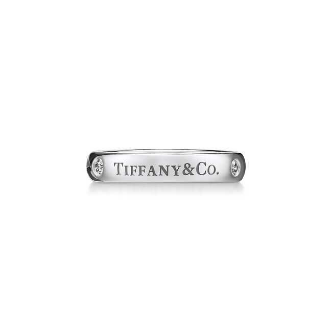 Tiffany & Co.(R) バンドリング 4mm プラチナ、ダイヤモンド(3石合計0.07ct) ￥401,500(税込)