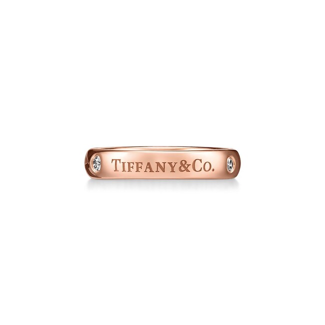 Tiffany & Co.(R) バンドリング 4mm 18Kローズゴールド、ダイヤモンド(3石合計0.07ct) ￥258,500(税込)