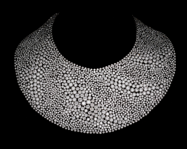 ジェシカ・ビールが身につけた3000石を超えるダイヤモンドで作られたビブ ネックレス（約2億2000万円）