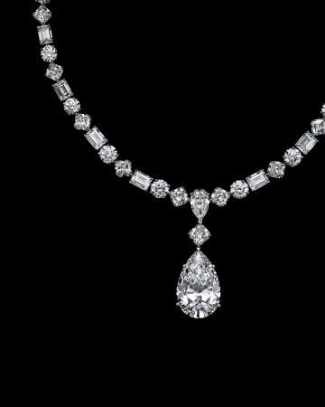 リース・ウィザースプーンが身につけた25.50カラットのペアシェイプのダイヤモンドを先端にセットしたネックレス（約14億6000万円）