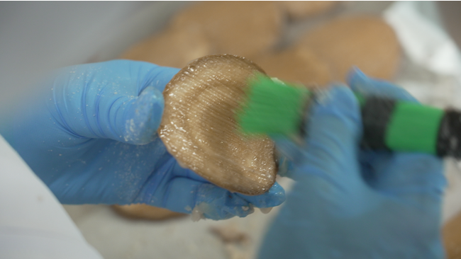 美しい刷毛目を描く職人業 美しい刷毛目を描く職人業