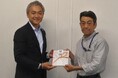 ローデ・シュワルツ・ジャパン、教育機関支援の一環として、岡山大学 電子計算機研究会へオシロスコープなどを寄贈