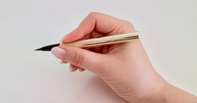 グリップしやすい太めのペンを採用