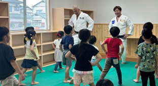 鈴木桂司氏による運動教室の様子 鈴木桂司氏による運動教室の様子