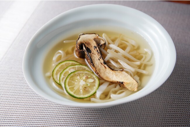 川俣シャモスープ 松茸 すだち 生米麺 (「石」コースより) 川俣シャモスープ 松茸 すだち 生米麺 (「石」コースより)