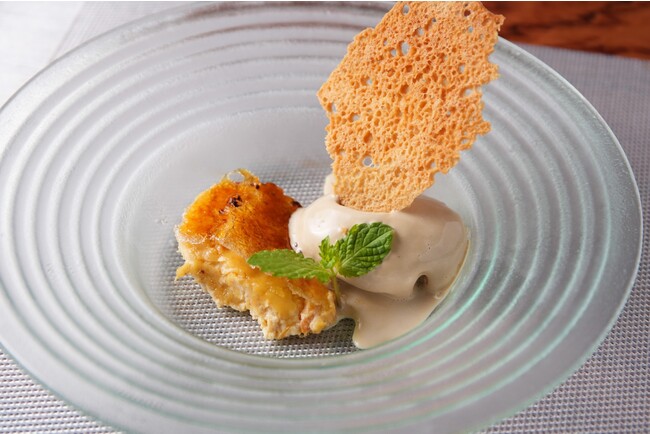 柿とココナッツのブリュレ 液体窒素を使った黒ビールバニラアイス ココナッツチュイール(「石」、「花」コースより 柿とココナッツのブリュレ 液体窒素を使った黒ビールバニラアイス ココナッツチュイール(「石」、「花」コースより