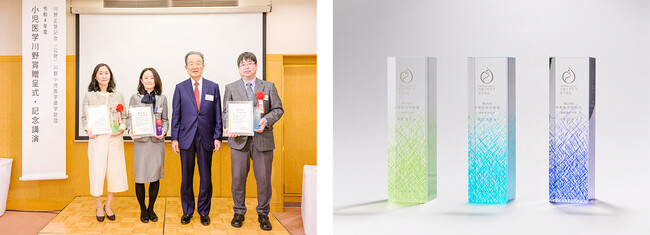 写真左から岡田先生、三宅先生、当財団理事長、小林先生 　　　受賞者には賞状・賞金とともにトロフィーを贈呈