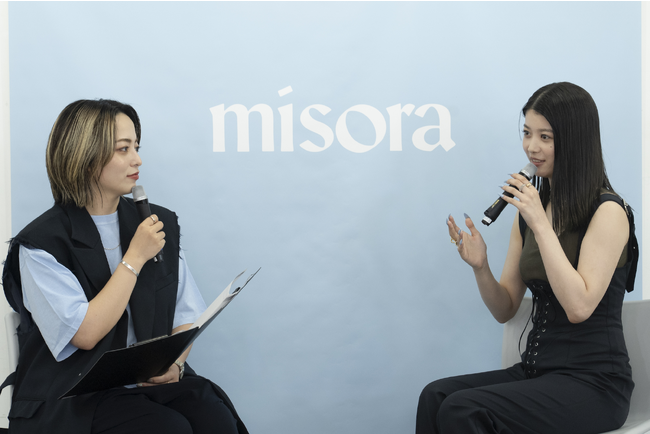 左：Licaxxx、右：馬場ふみか（misoraクリエイティブ・ディレクター）