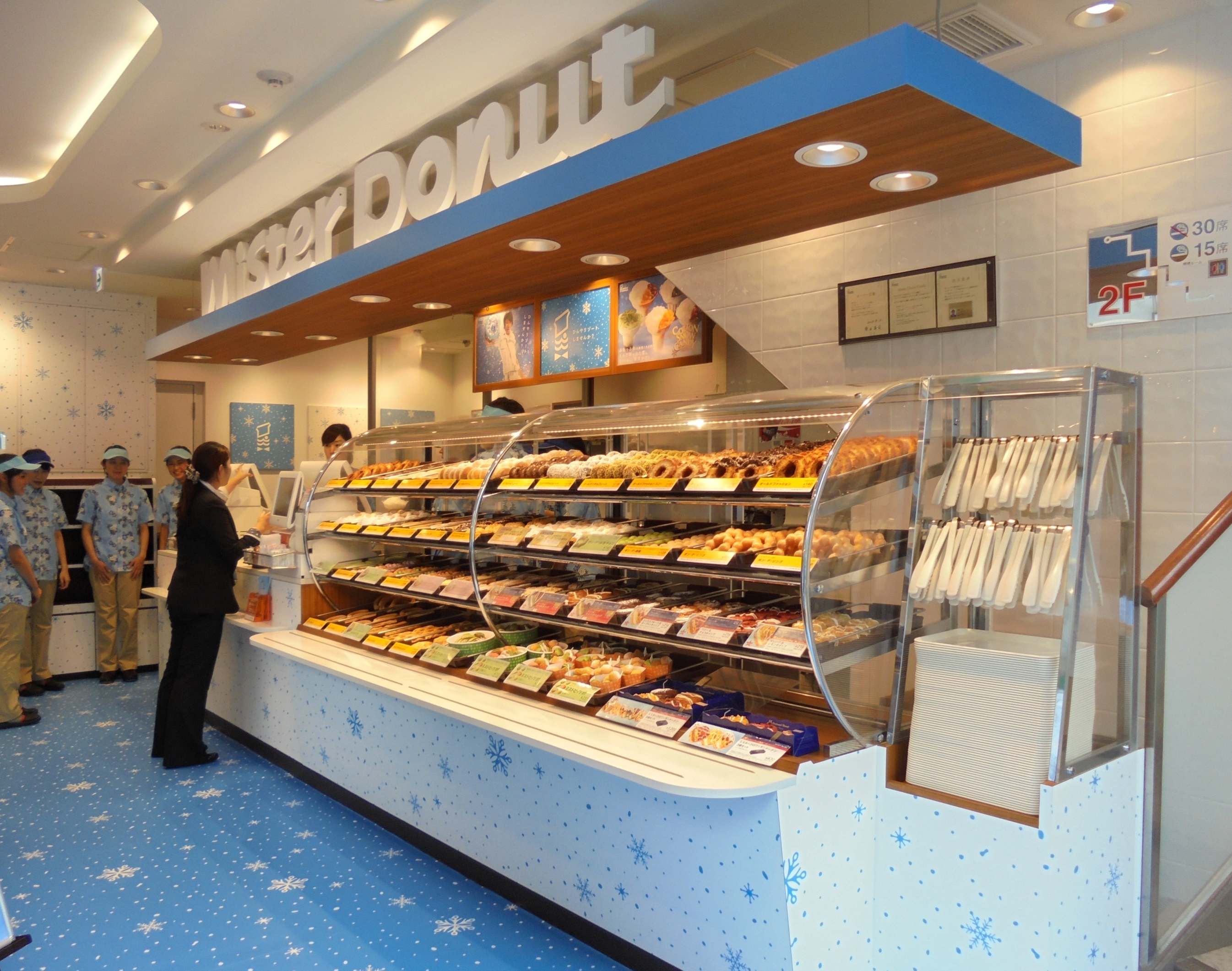 この夏 全国のミスタードーナツが 夏のひんやリゾート に ひんやり感 を体現した 青いミスド 8店舗が出現 株式会社ダスキンのプレスリリース