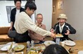 泉佐野市食べ歩きイベントに中学生が開発した「泉佐野ギョーザ」が登場! “さの町場”をぶらり探索 中学生がキリンの家でおもてなし