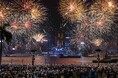 ビクトリア・ハーバーを舞台に2025年を迫力満点の花火で迎えるカウントダウンイベントを開催