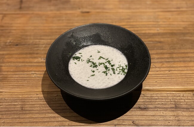 薪焼 かぶと新玉ねぎのスープ：薪でじっくり焼いたかぶと新玉ねぎで作るお口直しのスープ。ホタテのエスプーマを添えて。
