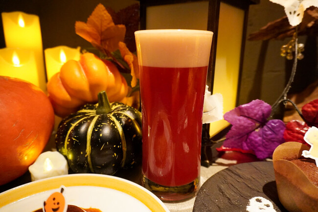 【レッドアイ 850円】フレッシュなトマトと力強いビールの味わいは、お肉と相性抜群。