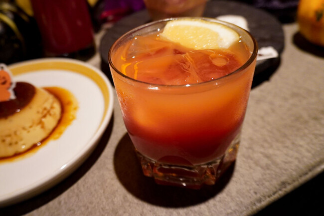 【ブラッドオレンジマルガリータ 850円】マルガリータをブラッドオレンジジュースで仕上げてハロウィンらしい色合いに。