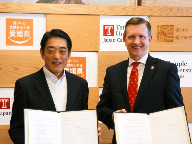 愛媛県の中村時広知事（左）、マシュー・ウィルソンTUJ学長（右)が愛媛県庁で協定を締結。
