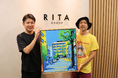【RITAグループホールディングス】熊本・並木坂から街と社員に笑顔を。地元アーティスト・アラキケンジ氏の新作『スカイプロムナード』を本社エントランスに展示