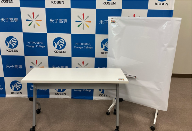 イーグリッドから米子高専に寄贈されたスタッキングテーブルとホワイトボードシート イーグリッドから米子高専に寄贈されたスタッキングテーブルとホワイトボードシート