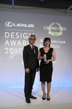 LEXUS DESIGN AWARD 2019　 グランプリ受賞者　リサ・マークス（右）  Lexus International　 President　澤　良宏（左）