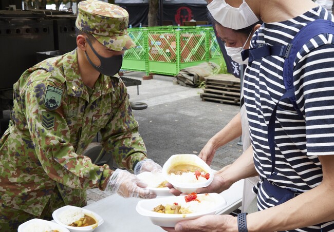 自衛隊の炊事車によるカレーの炊き出し