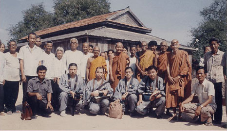 アーユス設立前、1989年にカンボジアを訪れたアーユス初代理事長の茂田真澄（前列左から2人目）