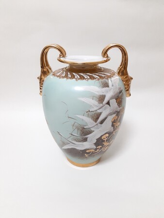 「金彩フライングスワン図花瓶」 明治44年(1911)頃作　高さ21cm