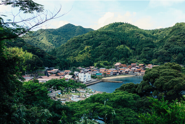 海、山、川、豊かな自然に囲まれた港「鷺浦」。北前船の歴史を色濃く残した町並みの中に「RITA 出雲鷺浦」はある。