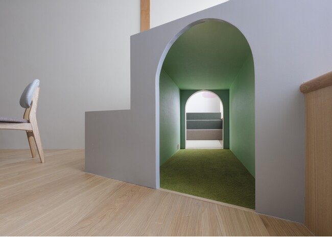 寝室へ続く小さなトンネル。中には”とある”仕掛けが仕込まれている