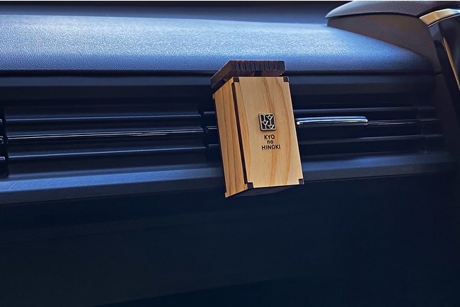 Woodアロマディフューザー 車の中でヒノキ森林浴 こだわりのヒノキケースの車用アロマディフューザーのクラウドファンディング開始 株式会社kyoto Natural Factoryのプレスリリース