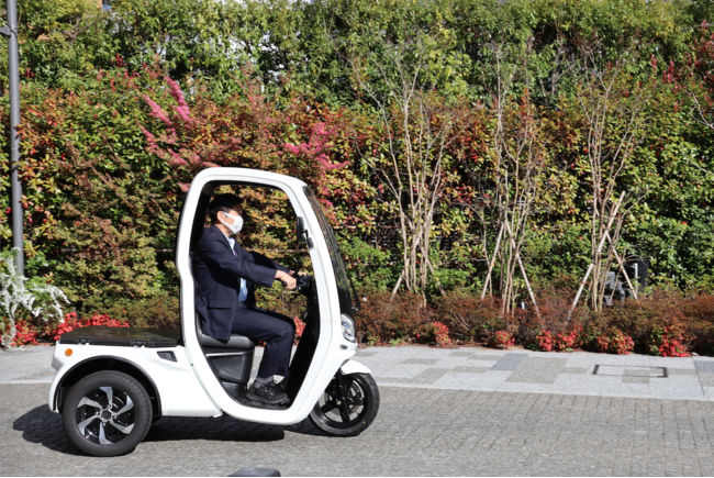 傾かない自立型車体と4kwの強力モーターで駆動する後輪（13インチ）のおかげで安定感は◎