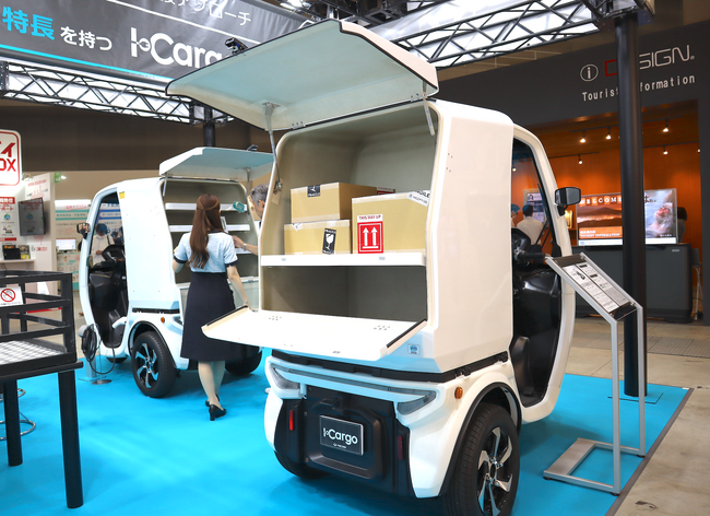 純正ドライラージBOX（手前は標準仕様で奥はオプション仕様）を初公開。上下に開く大開口部の使い勝手は◎