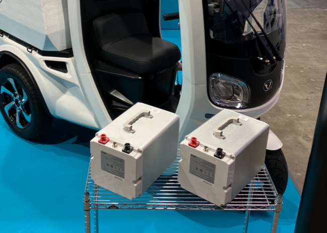 交換用の単体バッテリー。持ち上げて重さを体感する人も。