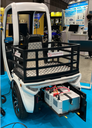 リヤのハッチを開けて簡単に取り出せるバッテリーユニット。