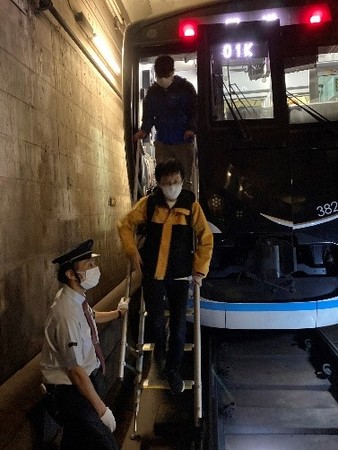 運転席から非常用梯子で降車